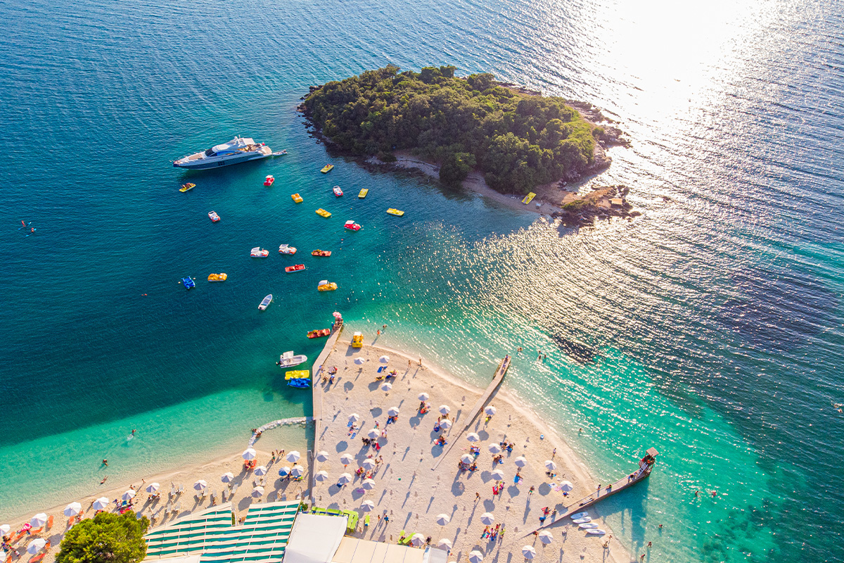 A ka Elite Travel Agency paketa plazhi në Shqipëri? Po, Elite Travel Agency ofron paketa plazhi në Shqipëri, përfshirë destinacione të njohura si Ksamil, Dhërmi, Vlorë dhe Himara. Ne mbështesim klientët tanë për të planifikuar udhëtimet e tyre verore, duke ofruar mundësi të shkëlqyera akomodimi pranë plazheve dhe shërbime të personalizuara për çdo nevojë. Rezervoni tani dhe shijoni pushime të paharrueshme në Rivierën Shqiptare!